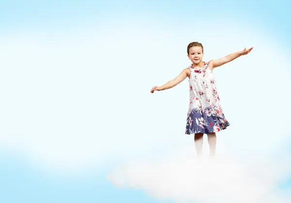 Mädchen auf Wolken und einem Regenbogen — Stockfoto