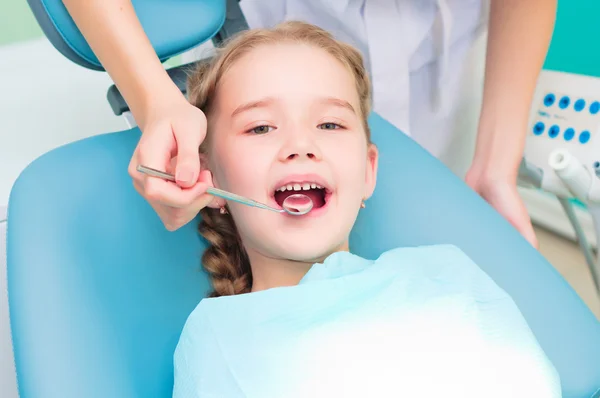 Ragazza dal dentista, visita il dentista — Foto Stock