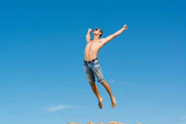 Young man jumping — Stock Photo, Image