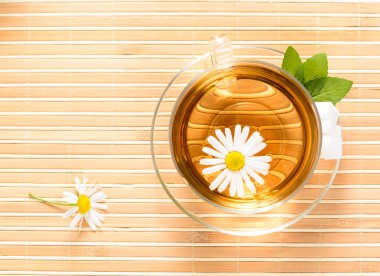 Bitkisel papatya çayı ile çay fincanı