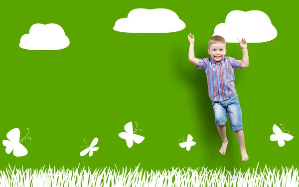 Pojken hoppar på bakgrund av målad vägg — Stockfoto