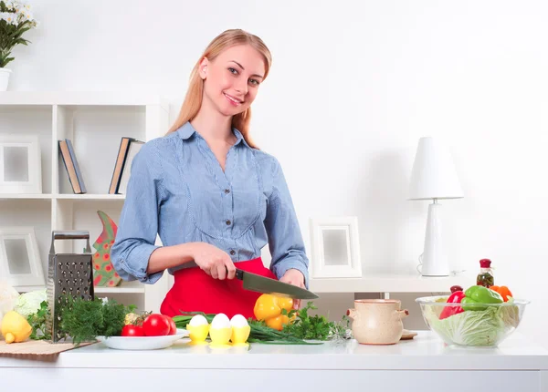 Porträt einer Frau, die Gemüse kocht — Stockfoto