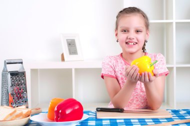 mutfak kesme sebze olarak çalışan kız