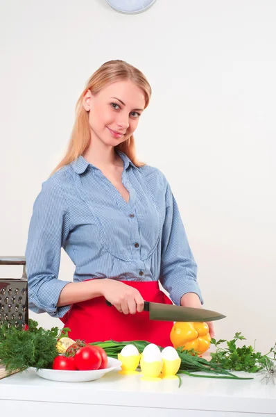 Porträt einer Frau, die Gemüse kocht — Stockfoto