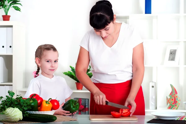 Anne ve kızı birlikte yemek pişiriyor. — Stok fotoğraf