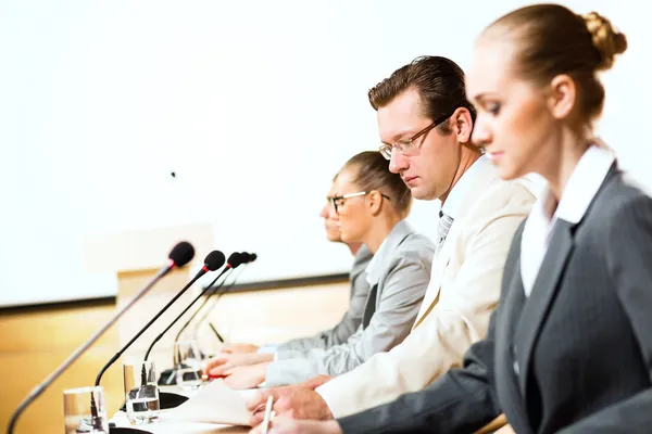 Podnikatelé komunikovat na konferenci — Stock fotografie