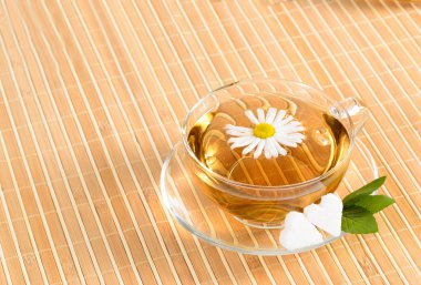 Bitkisel papatya çayı ile çay fincanı