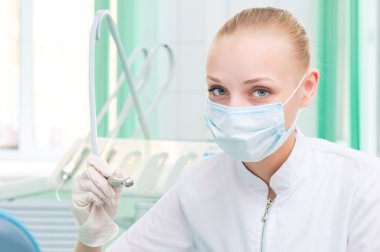 koruyucu maske içinde kadın diş hekimleri