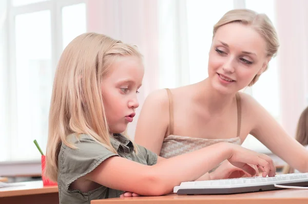 Teacher explains the task schoolgirl — Stock Photo, Image