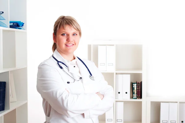 Sonriente médico mujer con estetoscopio. — Foto de Stock