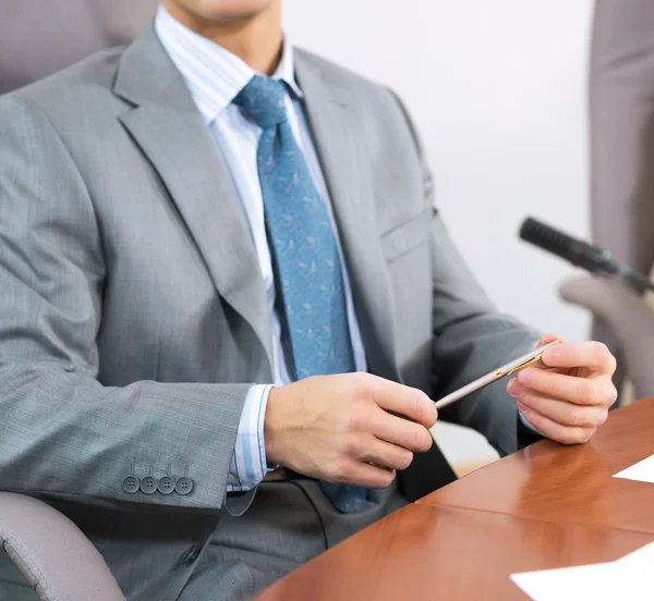 Foto de un hombre de negocios con pluma — Foto de Stock