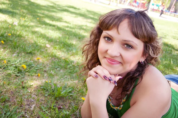 Mulher, passar o tempo em um parque de verão — Fotografia de Stock