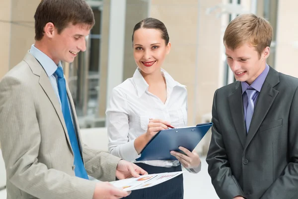 Wirtschaft diskutiert Berichte — Stockfoto