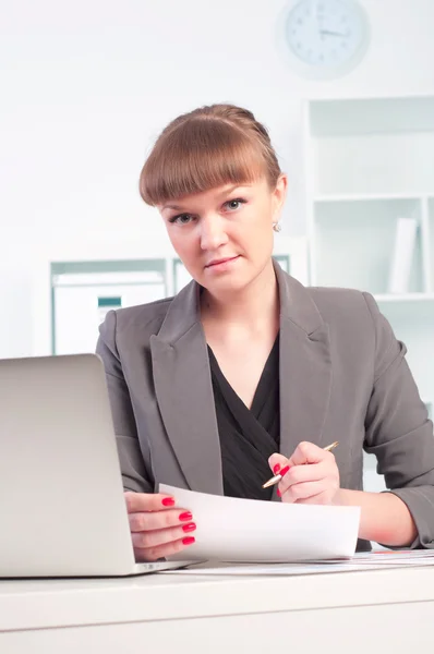 Femme d'affaires avec documents et ordinateur portable — Photo