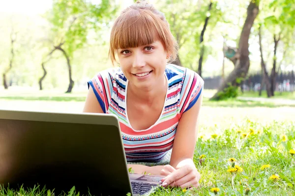 Meisje in park met laptop — Stockfoto