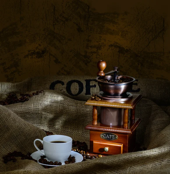 Kaffeemühle und Tasse — Stockfoto