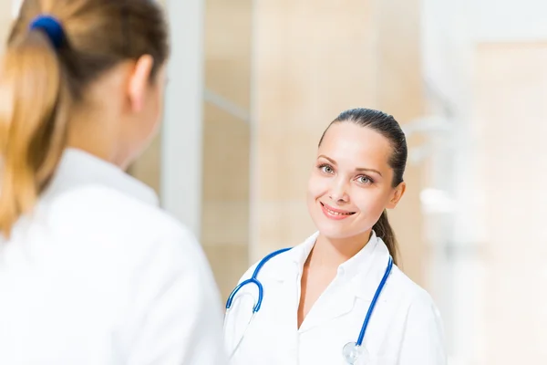 Two doctors talking in the lobby — Stock Photo, Image