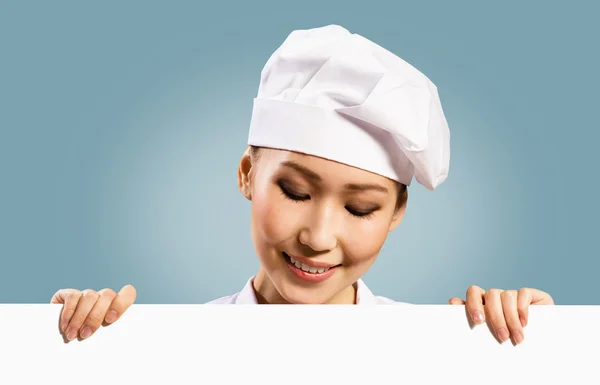 Kobieta kucharz gospodarstwa plakat do tekstu — Zdjęcie stockowe