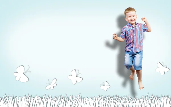 Niño saltando sobre el fondo de la pared pintada — Foto de Stock