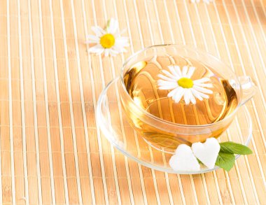Bitkisel papatya çayı ile çay fincanı