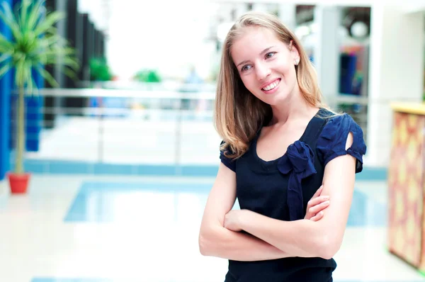 Mooie vrouw in het trade center — Stockfoto