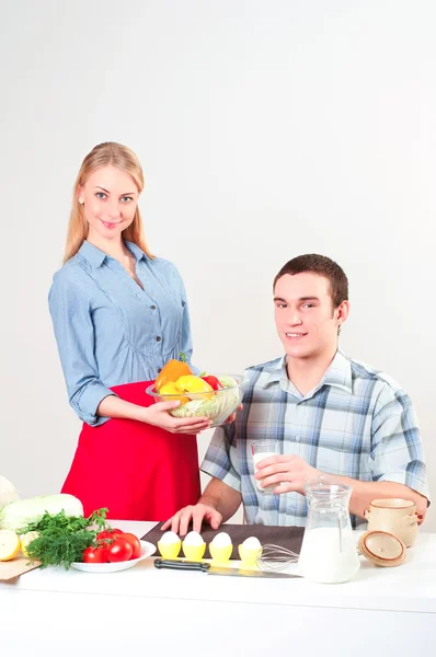 Wife gives her husband a meal — Stock Photo, Image