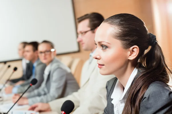 Biznesmeni mówią na konferencji — Zdjęcie stockowe