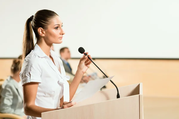 Portrait d'une femme d'affaires avec microphone — Photo