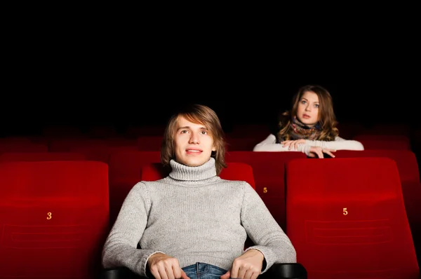 Joven hombre y mujer en el cine — Foto de Stock