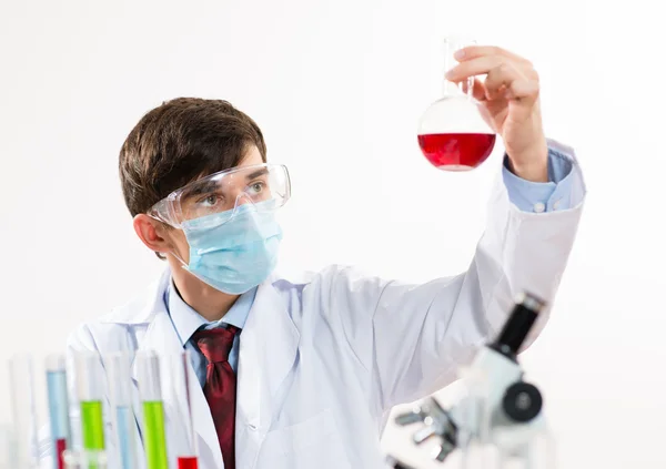 Cientista que trabalha no laboratório — Fotografia de Stock