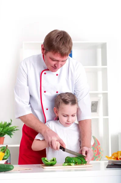 Familie kocht zusammen — Stockfoto