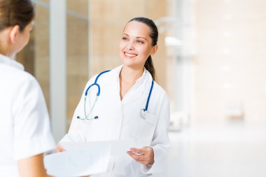 iki doktor lobide konuşuyor