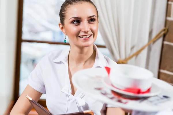 Cameriere porta un piatto per una bella donna — Foto Stock