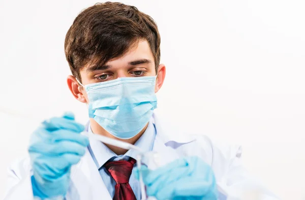 Retrato de um cientista que trabalha no laboratório — Fotografia de Stock