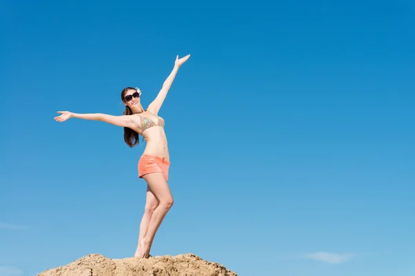 Beautiful woman spread her arms — Stock Photo, Image