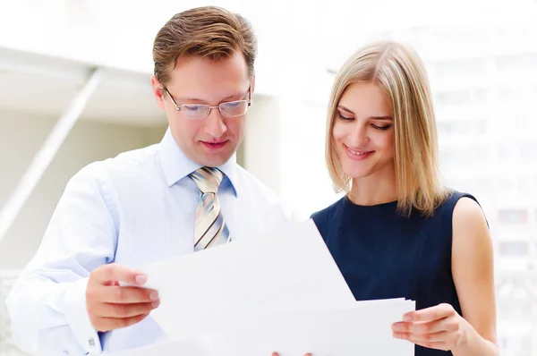 Business man and business woman in the office — Stock Photo, Image