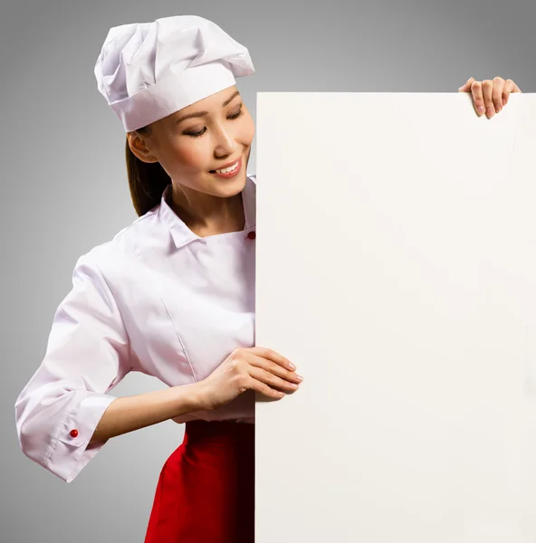 Шеф-повар держит плакат с текстом — стоковое фото