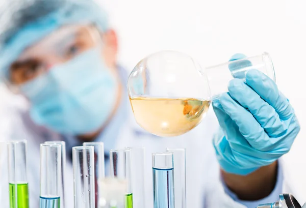 Laboratuvarda çalışan bilim adamı.