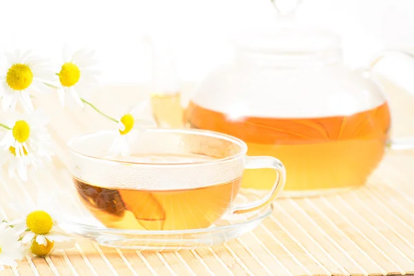 Šálek s bylinnou Heřmánkový čaj — Stock fotografie