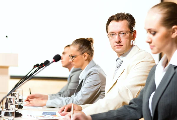 Les hommes d'affaires communiquent à la conférence — Photo