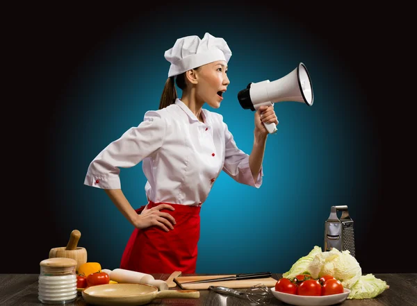 Asiática chef feminino gritando em um megafone — Fotografia de Stock