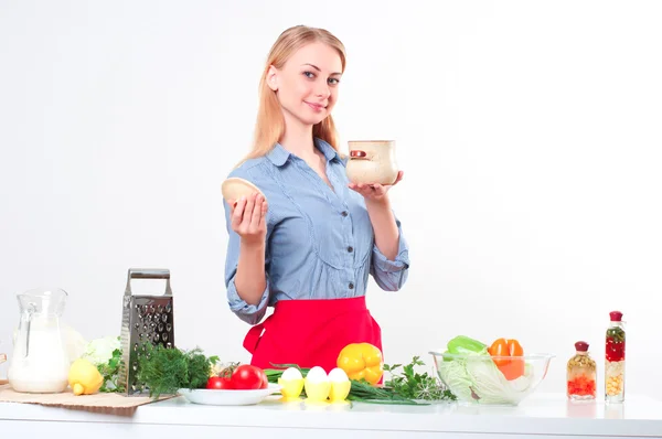 Portrait of a woman cooking vegetables — Stock Photo, Image