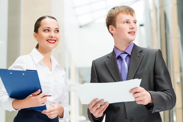 Zwei Geschäftsleute stehen im Büro — Stockfoto