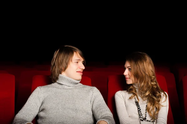Молода пара в кінотеатрі — стокове фото