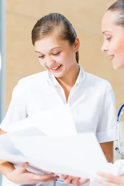 Two doctors talking in the lobby — Stock Photo, Image