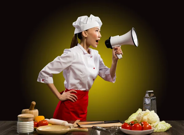 Asiática chef feminino gritando em um megafone — Fotografia de Stock