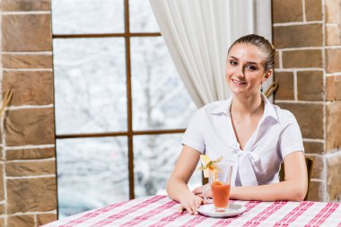 bir restoranda güzel bir Bayan portresi