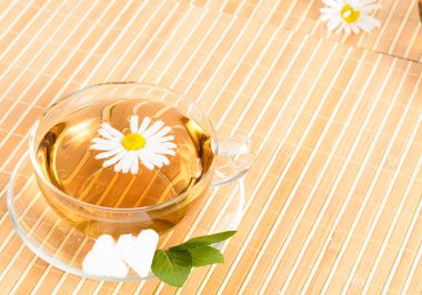Bitkisel papatya çayı ile çay fincanı