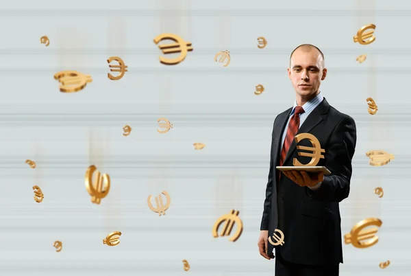 Muž hospodářství tablet s symbol eura — Stock fotografie