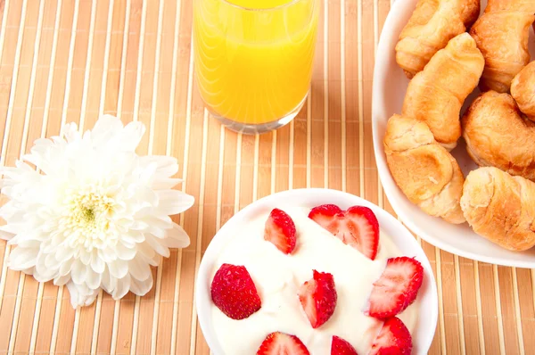 Завтрак с ягодами, апельсиновым соком и круассаном — стоковое фото
